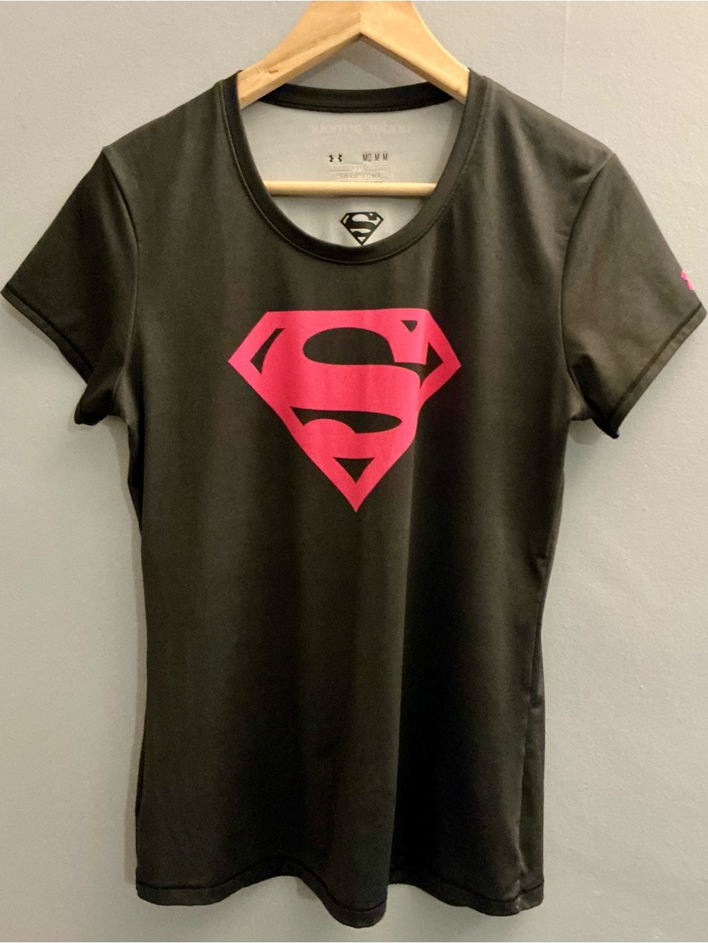 Under Armour Superwoman Superman HeatGear Athletic Graphic Workout Shirt Women M